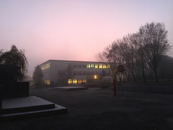 Schule im frühmorgendlichen Winterlicht_1